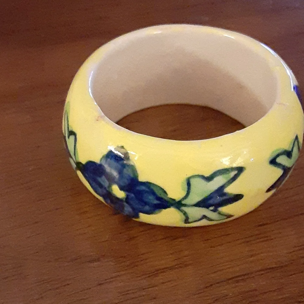 Pier 1 yellow blue green ceramic napkin rings set Of 4 LIKE NEW IN BOX